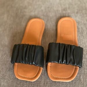 SHEIN Black and Tan Sandals with Ruched Strap